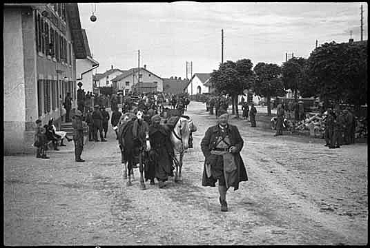 Passage de la frontière franco-suisse dans le Jura. Juin 1940. Archives Groupe Suisse Romand de Reconstitution.