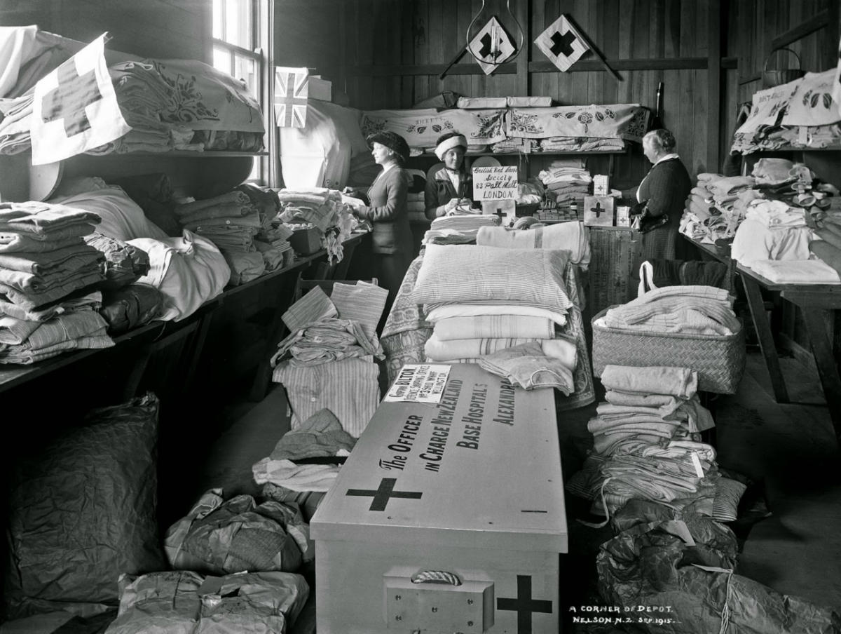 Un dépôt de la Croix-Rouge en 1915.