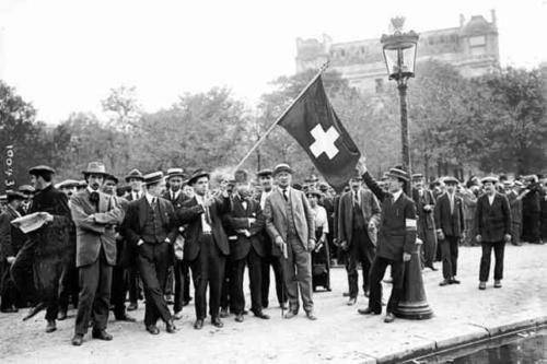 Des volontaires suisses à Paris en 1914