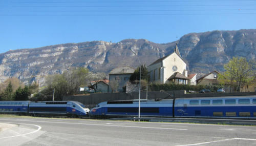 23 - Passage d'un TGV devant l'église de Bossey, photo Rolf Staub